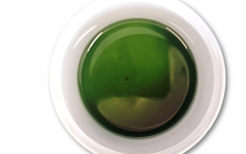 gruenes Oel mit Schmutzpartikel