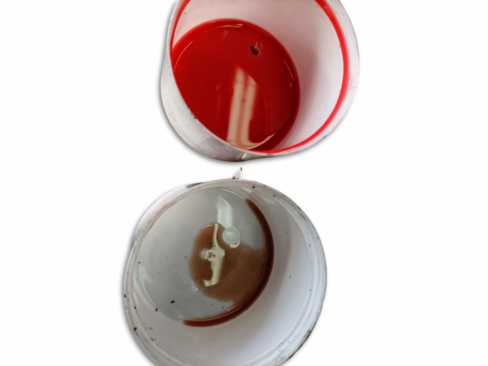 rotes Hydraulikoel mit einzelnen Partikel